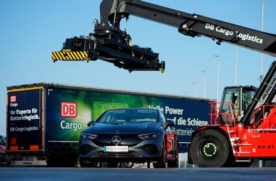 Mit der Eröffnung des ALC setzt Mercedes-Benz mithilfe von DB Cargo auf die „grüne Schiene“. Mit der Eröffnung des ALC setzt Mercedes-Benz mithilfe von DB Cargo auf die „grüne Schiene“.