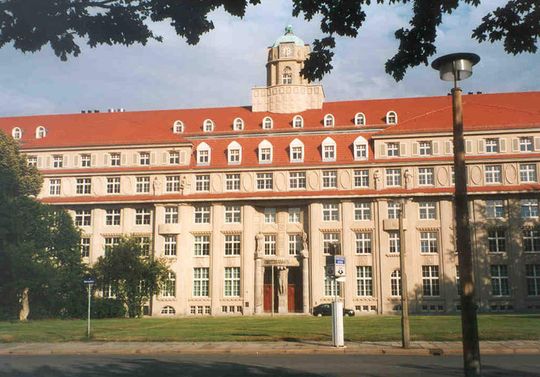 Zahlreiche Sozial- und Personaldaten müssen bei der AOK Plus in Sachsen vor unbefugtem Zugriff geschützt werden. Zahlreiche Sozial- und Personaldaten müssen bei der AOK Plus in Sachsen vor unbefugtem Zugriff geschützt werden.