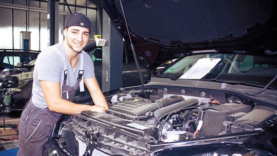 Der Ausbildungsberuf Kfz-Mechatroniker lockt viele junge Männer an. Der Ausbildungsberuf Kfz-Mechatroniker lockt viele junge Männer an.