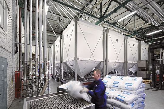 Gewebesilos nutzen den Raum aufgrund ihrer Bauform aus und lassen sich einfach an die Räumlichkeiten anpassen. Gewebesilos nutzen den Raum aufgrund ihrer Bauform aus und lassen sich einfach an die Räumlichkeiten anpassen.