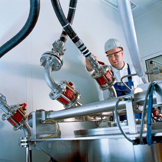 Merck stellt sich mit organisatorischen Veränderungen neue auf und will unter anderem sein CDMO-Angebot stärken. Merck stellt sich mit organisatorischen Veränderungen neue auf und will unter anderem sein CDMO-Angebot stärken.