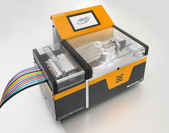 Der Cutfix Pro ermöglicht ein präzises Ablängen von flexiblen Leitern. Zudem können die Automaten optional mit einer Mehrfachzuführung ergänzt werden. Der Cutfix Pro ermöglicht ein präzises Ablängen von flexiblen Leitern. Zudem können die Automaten optional mit einer Mehrfachzuführung ergänzt werden.