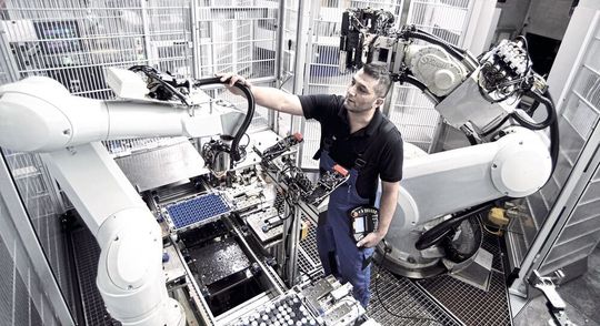Neben Geschäftsleitung und Vertrieb profitiert auch die Fertigungsleitung bei Stoba Präzisionstechnik von Echtzeit-Kennzahlen zum Auftragsbestand. Neben Geschäftsleitung und Vertrieb profitiert auch die Fertigungsleitung bei Stoba Präzisionstechnik von Echtzeit-Kennzahlen zum Auftragsbestand.