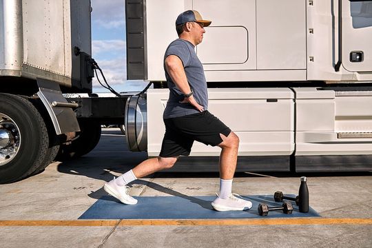 Beim täglichen Sitzen hinter dem Steuer bleibt oft zu wenig Zeit für Bewegung. Das will die neue Trucker-Smartwatch Instinct 2 – dēzl Edition jetzt ändern.