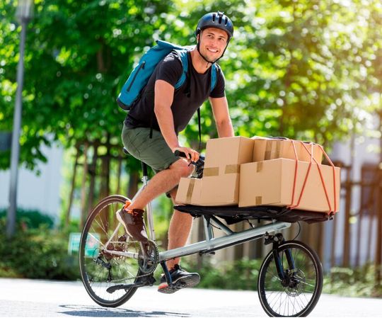 Keine Transporter mehr, die die Straßen verstopfen: Lastenräder stellen eine zukunftsfähige Lösung im städtischen Raum dar. Keine Transporter mehr, die die Straßen verstopfen: Lastenräder stellen eine zukunftsfähige Lösung im städtischen Raum dar.