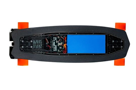 Das wannenförmige Deck nimmt bis auf die Motoren sämtliche elektrische und elektronische Funktionen auf und integriert Verstärkungen sowie Halterungen.