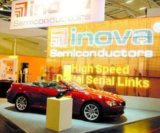 electronica 2008: Mit einer eindrucksvollen 4 m x 7 m großen LED-Video-Wand und einem BMW 650 Cabrio präsentierte z.B. Inova Semiconductors ihre GigaSTaR- und APIX-Technik präsentiert. electronica 2008: Mit einer eindrucksvollen 4 m x 7 m großen LED-Video-Wand und einem BMW 650 Cabrio präsentierte z.B. Inova Semiconductors ihre GigaSTaR- und APIX-Technik präsentiert.
