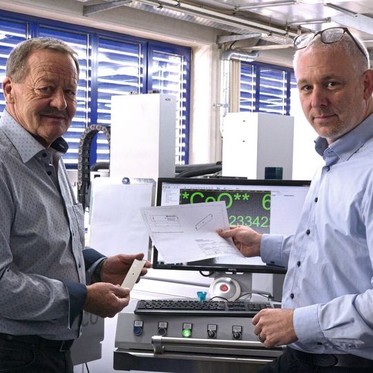 Rolf Merz (l.) und Reto Purtschert diskutieren optimale Technologieparameter zum Beschriften chirurgischer Instrumente mit Ultrakurzpulslasern. Rolf Merz (l.) und Reto Purtschert diskutieren optimale Technologieparameter zum Beschriften chirurgischer Instrumente mit Ultrakurzpulslasern.