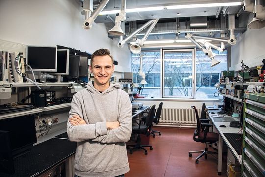 Jan Thomson, 19, angehender Elektroniker für Geräte und Systeme am Max-Planck-Institut für Chemie Jan Thomson, 19, angehender Elektroniker für Geräte und Systeme am Max-Planck-Institut für Chemie