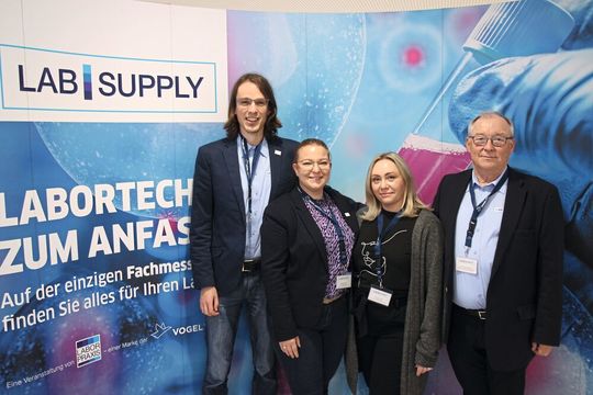 Das LAB-SUPPLY-Team (v. l.): Christian Lüttmann, Elisabeth Dietz, Luisa Kromm und Ludwig Springauf Das LAB-SUPPLY-Team (v. l.): Christian Lüttmann, Elisabeth Dietz, Luisa Kromm und Ludwig Springauf