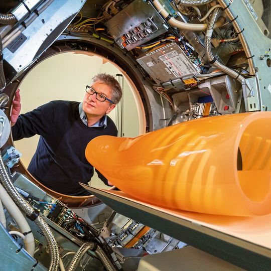 Prof. Dr. Franz Pfeiffer, Professor für Biomedizinische Physik an der TUM mit dem neuentwickelten Dunkelfeld-Computertomographen. Zu sehen ist außerdem ein Thorax-Phantom, mit dem der neue Prototyp bereits getestet wurde. Prof. Dr. Franz Pfeiffer, Professor für Biomedizinische Physik an der TUM mit dem neuentwickelten Dunkelfeld-Computertomographen. Zu sehen ist außerdem ein Thorax-Phantom, mit dem der neue Prototyp bereits getestet wurde.