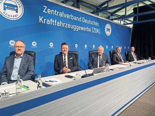Das ZDK-Präsidium, Präsident Jürgen Karpinski (Mitte) mit den Vizepräsidenten Wilhelm Hülsdonk (2. von links) und Thomas Peckruhn, Hauptgeschäftsführer Dr. Axel Koblitz (rechts) und Ulrich Köster, Geschäftsführer Öffentlichkeitsarbeit (links). Das ZDK-Präsidium, Präsident Jürgen Karpinski (Mitte) mit den Vizepräsidenten Wilhelm Hülsdonk (2. von links) und Thomas Peckruhn, Hauptgeschäftsführer Dr. Axel Koblitz (rechts) und Ulrich Köster, Geschäftsführer Öffentlichkeitsarbeit (links).