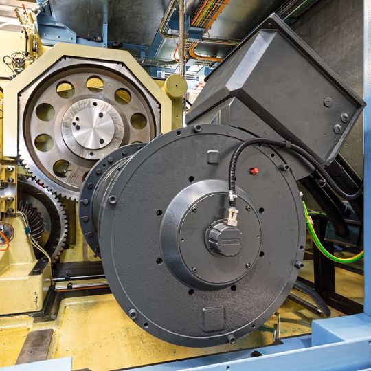 Der Simotics-Servomotor lässt sich flexibel regeln – so kann die Pressbewegung ideal auf das Werkstück abgestimmt werden. Der Simotics-Servomotor lässt sich flexibel regeln – so kann die Pressbewegung ideal auf das Werkstück abgestimmt werden.