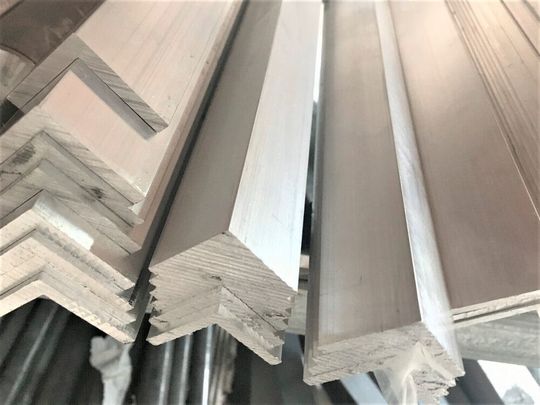 Die deutsche Aluminiumindustrie hat sich in letzter Zeit gut geschlagen, sagt Aluminium Deutschland e. V.. Vor allem die Halbzeuge haben gut performt, heißt es. Doch es drohen natürlich auch Unbilden. Hier mehr dazu. Die deutsche Aluminiumindustrie hat sich in letzter Zeit gut geschlagen, sagt Aluminium Deutschland e. V.. Vor allem die Halbzeuge haben gut performt, heißt es. Doch es drohen natürlich auch Unbilden. Hier mehr dazu.