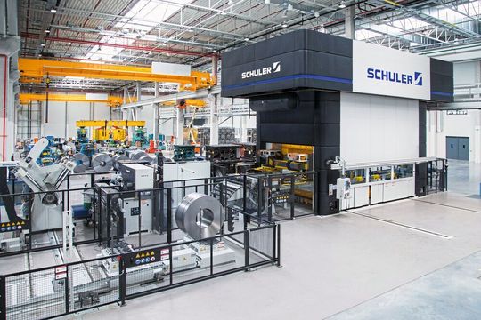 Der südkoreanische Konzern Posco hat eine 1.600-Tonnen-Transfer- und Folgeverbundpresse bei Schuler bestellt. Der südkoreanische Konzern Posco hat eine 1.600-Tonnen-Transfer- und Folgeverbundpresse bei Schuler bestellt.