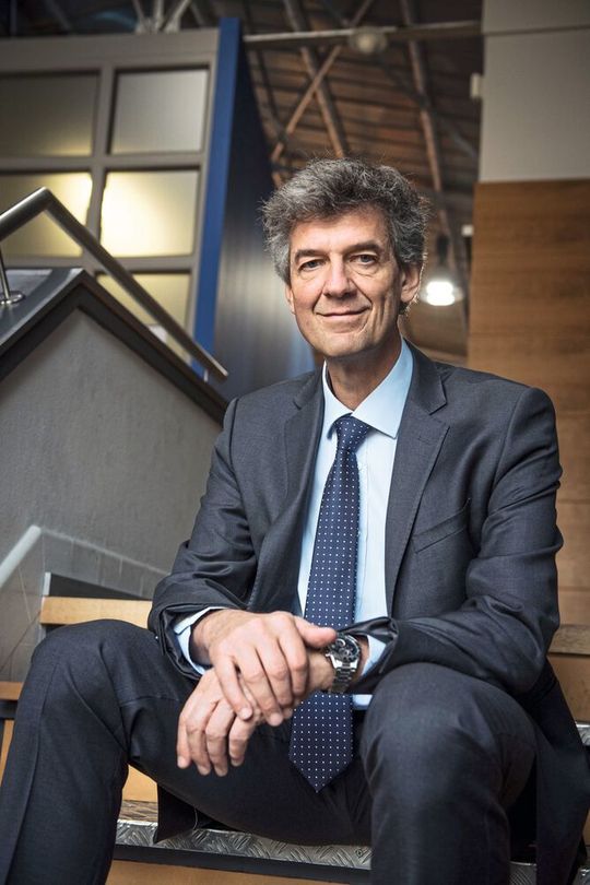 Pierre Lambert, bisher CFO, ist der neue CEO und starke Mann an der Spitze von Zetes, das in der gesamten EMEA-Region auf über 1.300 Mitarbeitende bauen kann. Pierre Lambert, bisher CFO, ist der neue CEO und starke Mann an der Spitze von Zetes, das in der gesamten EMEA-Region auf über 1.300 Mitarbeitende bauen kann.