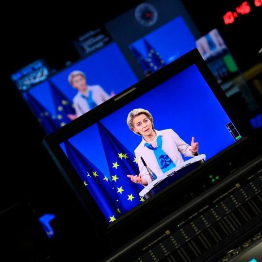 Bei einem Spitzentreffen am Biontech-Standort in Marburg hat EU-Kommissionspräsidentin Ursula von der Leyen die geplante Entsendung von Containerfabriken nach Ruanda und in den Senegal begrüßt. Bei einem Spitzentreffen am Biontech-Standort in Marburg hat EU-Kommissionspräsidentin Ursula von der Leyen die geplante Entsendung von Containerfabriken nach Ruanda und in den Senegal begrüßt.