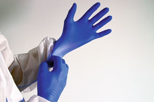 Schutzhandschuhe gehören zur Grundausstattung im Labor. Durch die gewaltige Nachfrage in der Coronakrise kam und kommt es aber immer wieder zu Lieferengpässen. Schutzhandschuhe gehören zur Grundausstattung im Labor. Durch die gewaltige Nachfrage in der Coronakrise kam und kommt es aber immer wieder zu Lieferengpässen.