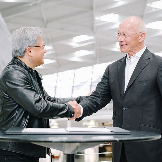 Nvidia-CEO Jensen Huang und Thierry Bolloré, Vorstandsvorsitzender von Jaguar Land Rover, besiegeln die Partnerschaft. Nvidia-CEO Jensen Huang und Thierry Bolloré, Vorstandsvorsitzender von Jaguar Land Rover, besiegeln die Partnerschaft.