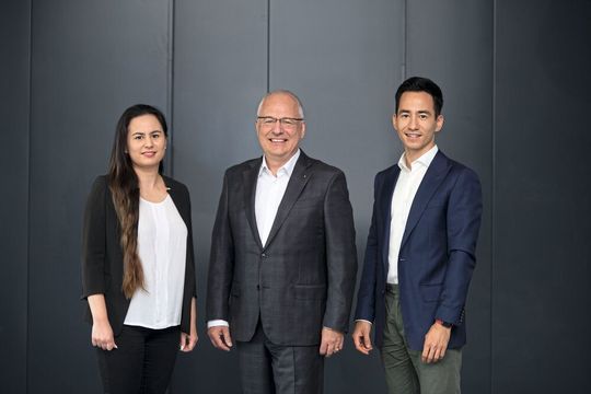 Urma est une entreprise industrielle familiale active au niveau international. De g.à d. : Jessica, Urs W. et Yannick Berner, dans le hall d'entrée d'Urma AG à Rupperswil. Urma est une entreprise industrielle familiale active au niveau international. De g.à d. : Jessica, Urs W. et Yannick Berner, dans le hall d'entrée d'Urma AG à Rupperswil.