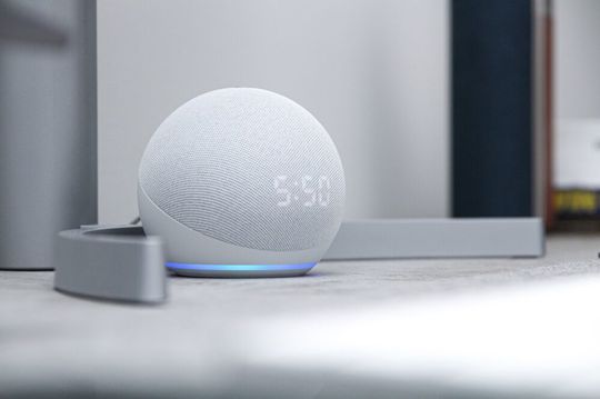 Zuhause hören heute schon Sprachassistenten mit. In zukünftigen Smart Cities wird die Zahl der ‚mithörenden‘ Geräte jedoch immer größer und es wird kaum noch möglich sein, alle datensammelnden Schnittstellen zu überblicken. Zuhause hören heute schon Sprachassistenten mit. In zukünftigen Smart Cities wird die Zahl der ‚mithörenden‘ Geräte jedoch immer größer und es wird kaum noch möglich sein, alle datensammelnden Schnittstellen zu überblicken.