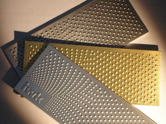 Hinterspritzte Metallfolien verleihen Kunststoffteilen einen metallischen Look und einen Cool-Touch-Effekt. Sogar strukturierte Bauteiloberflächen sind damit möglich. Bild: IWK Hinterspritzte Metallfolien verleihen Kunststoffteilen einen metallischen Look und einen Cool-Touch-Effekt. Sogar strukturierte Bauteiloberflächen sind damit möglich. Bild: IWK