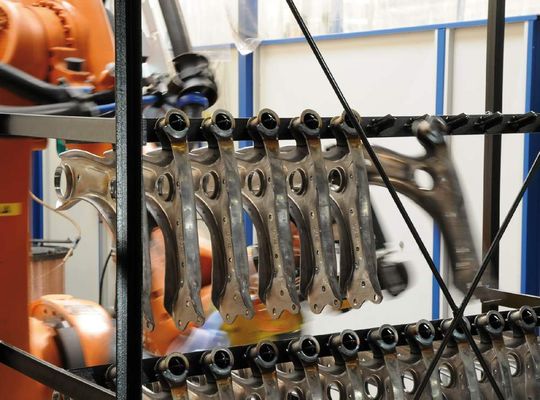 Einschalige Vorderachs-Querlenker aus hochfestem Stahl: Thyssen-Krupp Umformtechnik nutzt das Potenzial moderner Mehrphasenstähle zur Gewichts- und Kostenreduzierung im Fahrwerk. Bild: Thyssen-Krupp Umformtechnik Einschalige Vorderachs-Querlenker aus hochfestem Stahl: Thyssen-Krupp Umformtechnik nutzt das Potenzial moderner Mehrphasenstähle zur Gewichts- und Kostenreduzierung im Fahrwerk. Bild: Thyssen-Krupp Umformtechnik