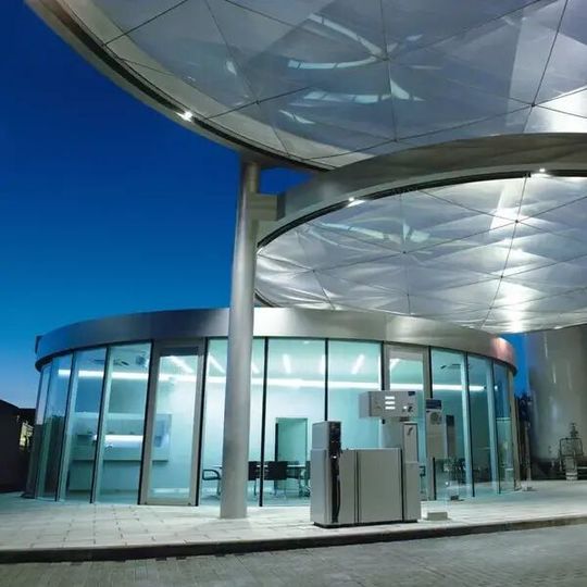 Firmen wie Linde (im Bild: Linde H2-Tankstelle) setzen auf Wasserstoff - doch Tankestellen und Füllstrecken brauchen passende Wärmetauscher. Firmen wie Linde (im Bild: Linde H2-Tankstelle) setzen auf Wasserstoff - doch Tankestellen und Füllstrecken brauchen passende Wärmetauscher.