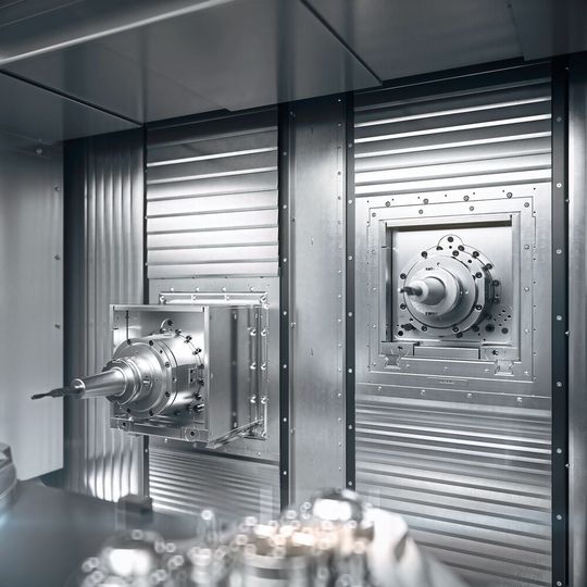 Flexibel: Doppelspindelige Bearbeitungszentren von Licon können mit der Technologie i³ unterschiedliche Werkzeugabmessungen und -nullpunkte individuell für jede Hauptspindel dreidimensional korrigieren. Flexibel: Doppelspindelige Bearbeitungszentren von Licon können mit der Technologie i³ unterschiedliche Werkzeugabmessungen und -nullpunkte individuell für jede Hauptspindel dreidimensional korrigieren.