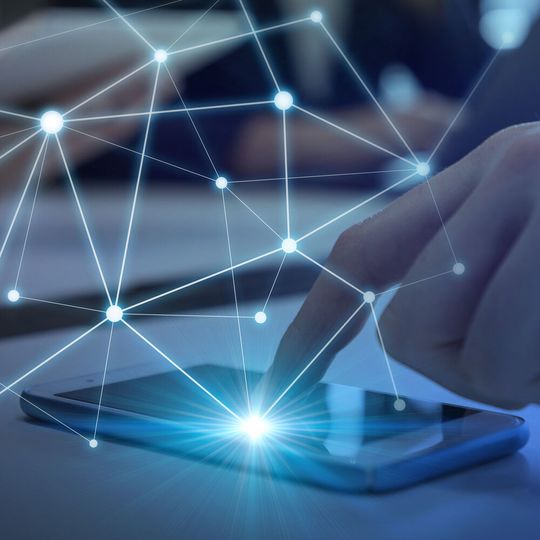 Forscher der TU-Darmstadt konnten demonstrieren, dass Angriffe auf Touchscreens von Smartphones möglich sind. Forscher der TU-Darmstadt konnten demonstrieren, dass Angriffe auf Touchscreens von Smartphones möglich sind.