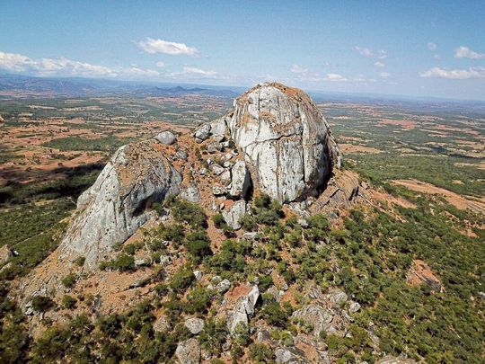 Hora Rockshelter in Malawi/Afrika. Hier wurden bei Ausgrabungen kürzlich zwei jener Menschen entdeckt, die im Rahmen einer gemeinschaftlichen Studie zu uralter DNA analysiert wurden. Hora Rockshelter in Malawi/Afrika. Hier wurden bei Ausgrabungen kürzlich zwei jener Menschen entdeckt, die im Rahmen einer gemeinschaftlichen Studie zu uralter DNA analysiert wurden.