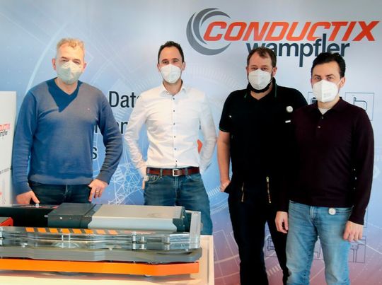 Geballte Exzellenz in guter Verbindung! Denn die zwei Spezialisten in ihren Bereichen, Conductix-Wampfler und R3 Solutions, arbeiten jetzt langfristig zusammen. Das Ziel ist die Entwicklung neuartiger Möglichkeiten für eine effizientere Echtzeitvernetzung. Geballte Exzellenz in guter Verbindung! Denn die zwei Spezialisten in ihren Bereichen, Conductix-Wampfler und R3 Solutions, arbeiten jetzt langfristig zusammen. Das Ziel ist die Entwicklung neuartiger Möglichkeiten für eine effizientere Echtzeitvernetzung.
