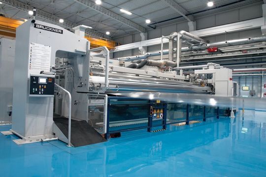 Brückner Maschinenbau stellt Systeme zur Herstellung von Kunststofffolien her, wie dieses hier. Der VDMA sprach mit einem der Brückner-Experten nun über die Vorteile von Folien und wie deren Zukunft aussehen könnte. Fakten, Fakten, Fakten, die hier nun zu erfahren sind. Brückner Maschinenbau stellt Systeme zur Herstellung von Kunststofffolien her, wie dieses hier. Der VDMA sprach mit einem der Brückner-Experten nun über die Vorteile von Folien und wie deren Zukunft aussehen könnte. Fakten, Fakten, Fakten, die hier nun zu erfahren sind.