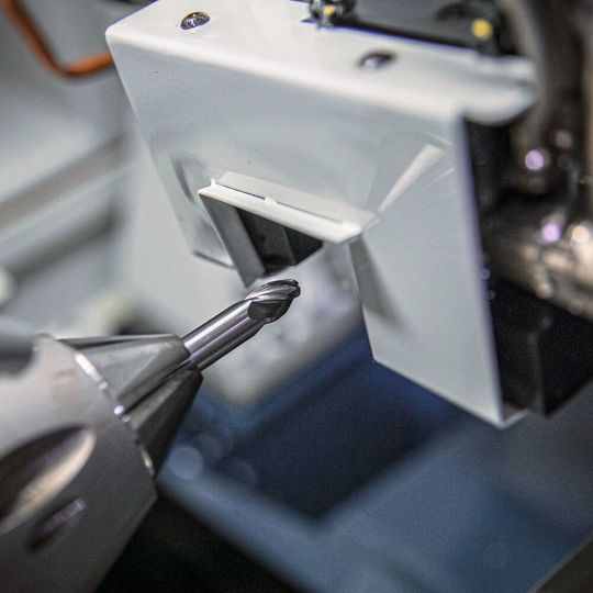 Die Komponenten des Laserultra Systems sind fest in der Maschine verbaut und so immer einsatzbereit, ohne die tägliche Arbeit einzuschränken. Die Komponenten des Laserultra Systems sind fest in der Maschine verbaut und so immer einsatzbereit, ohne die tägliche Arbeit einzuschränken.
