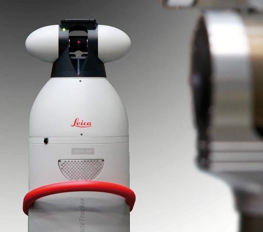 Bild 1: Lasertracker zur Beobachtung und Verifizierung des Systemverhaltens von Robotern. Bild 1: Lasertracker zur Beobachtung und Verifizierung des Systemverhaltens von Robotern.