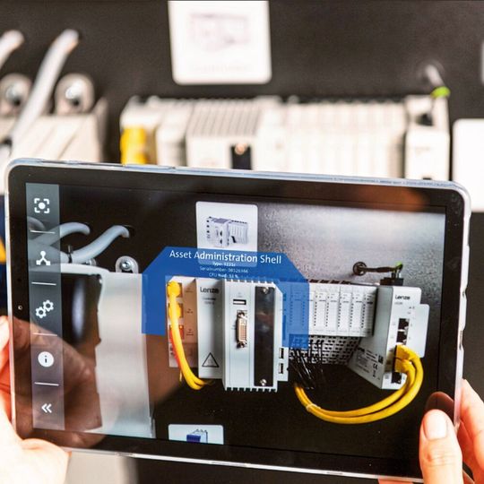 Die Anlage und ihr Zwilling: In einem it´s OWL-Projekt erarbeiten mehrere Industriepartner und Forschungsinstitute das Konzept des „digitalen energetischen Zwillings“. Die Anlage und ihr Zwilling: In einem it´s OWL-Projekt erarbeiten mehrere Industriepartner und Forschungsinstitute das Konzept des „digitalen energetischen Zwillings“.