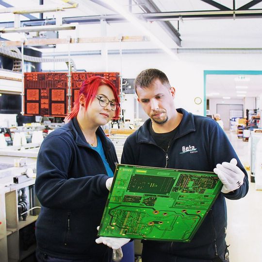 Grüne Leiterplatte: Gemeinsame Sichtprüfung durch Mitarbeiter in der Produktion. Grüne Leiterplatte: Gemeinsame Sichtprüfung durch Mitarbeiter in der Produktion.