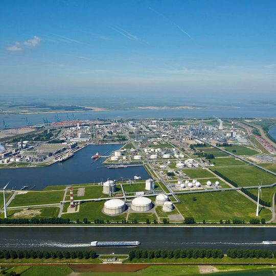 BASF Antwerpen ist ca. sechs Quadratkilometer groß und zählt 50 Produktionsanlagen, verteilt über 15 integrierte Wertschöpfungsketten. BASF Antwerpen ist ca. sechs Quadratkilometer groß und zählt 50 Produktionsanlagen, verteilt über 15 integrierte Wertschöpfungsketten.