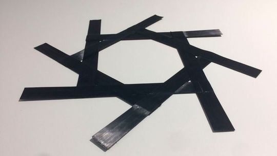 Durch die Integration von geringen Tape-Anteilen in typische Spritzgießbauteile soll der ökologische Fußabdruck bei mindestens Kostenneutralität reduziert werden.