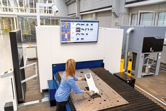 Mit dem Sorting Guide lassen sich mit Hilfe von künstlicher Intelligenz geschnittene Blechteile schnell und einfach von der Maschine absortieren. Mit dem Sorting Guide lassen sich mit Hilfe von künstlicher Intelligenz geschnittene Blechteile schnell und einfach von der Maschine absortieren.