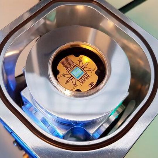 Chips aus dem Tiefkühlfach: Ob Elektronik fit genug für die Quantenforschung ist, verrät die Kryomessung am Fraunhofer IZM. Geräteaufbau mit einer Skizze des Testchips. Chips aus dem Tiefkühlfach: Ob Elektronik fit genug für die Quantenforschung ist, verrät die Kryomessung am Fraunhofer IZM. Geräteaufbau mit einer Skizze des Testchips.