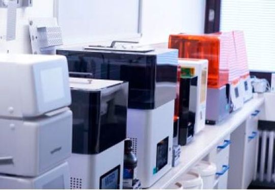 Beispielhafter Druckerraum für die additive Fertigung von Bauteilen aus Harzmaterialien. Von den Photopolymeren können Gefährdungen ausgehen. Beispielhafter Druckerraum für die additive Fertigung von Bauteilen aus Harzmaterialien. Von den Photopolymeren können Gefährdungen ausgehen.