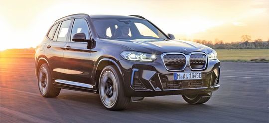 Das ist ein Vertreter der BMW-X-Baureihe. Diese rollt auch aus dem US-amerikanischen Werk des Automobilbauers in Spartanburg vom Band. Jetzt nimmt BMW rund 200 Millionen in die Hand, um dort die Blechbe- und -verarbeitung mit Schuler-Pressen-Know-how aufzurüsten. Das ist ein Vertreter der BMW-X-Baureihe. Diese rollt auch aus dem US-amerikanischen Werk des Automobilbauers in Spartanburg vom Band. Jetzt nimmt BMW rund 200 Millionen in die Hand, um dort die Blechbe- und -verarbeitung mit Schuler-Pressen-Know-how aufzurüsten.