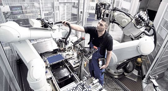 Neben Geschäftsleitung und Vertrieb profitiert auch die Fertigungsleitung bei Stoba Präzisionstechnik von Echtzeit-Kennzahlen zum Auftragsbestand. Neben Geschäftsleitung und Vertrieb profitiert auch die Fertigungsleitung bei Stoba Präzisionstechnik von Echtzeit-Kennzahlen zum Auftragsbestand.