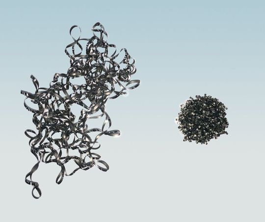 Vergleich der Späne, ohne und mit oszillierender Zerspanung.