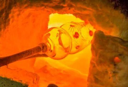 Könnten Schmelzöfen der deutschen Glasindustrie könnten bald kalt sein? Denn die besonders energieaufwendige Glasherstellung leidet unter der Kostenexplosion für Strom und Gas sehr stark, heißt es. Jetzt droht aber noch ein anderes Übel! Lesen Sie mehr darüber. Könnten Schmelzöfen der deutschen Glasindustrie könnten bald kalt sein? Denn die besonders energieaufwendige Glasherstellung leidet unter der Kostenexplosion für Strom und Gas sehr stark, heißt es. Jetzt droht aber noch ein anderes Übel! Lesen Sie mehr darüber.