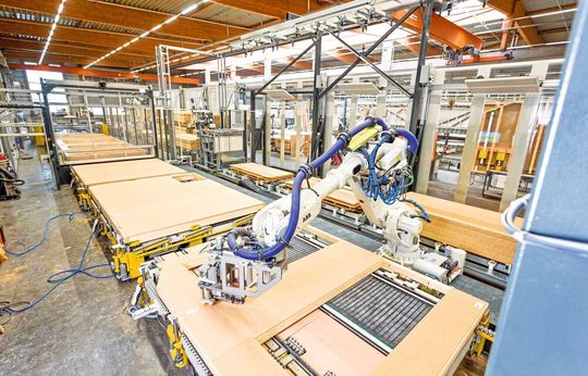 Das Klammern der Platten übernimmt der Roboter anhand definierter Klammerbahnen und -winkel. Das Klammern der Platten übernimmt der Roboter anhand definierter Klammerbahnen und -winkel.