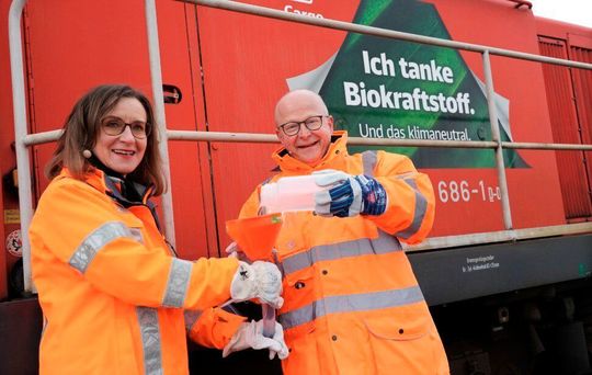 Freude bei Dr. Sigrid Nikutta, DB-Vorstand für Güterverkehr, und Michael Theurer, Parl. Staatssekretär Bundesministerium für Digitales und Verkehr! Weil die Dieselloks von DB Cargo nun klimaneutral unterwegs rollen. Denn jetzt packt man nicht den fossilen Dieseltiger, sondern biobasierten HVO-Kraftstoff in die Tanks. Hier mehr dazu... Freude bei Dr. Sigrid Nikutta, DB-Vorstand für Güterverkehr, und Michael Theurer, Parl. Staatssekretär Bundesministerium für Digitales und Verkehr! Weil die Dieselloks von DB Cargo nun klimaneutral unterwegs rollen. Denn jetzt packt man nicht den fossilen Dieseltiger, sondern biobasierten HVO-Kraftstoff in die Tanks. Hier mehr dazu...