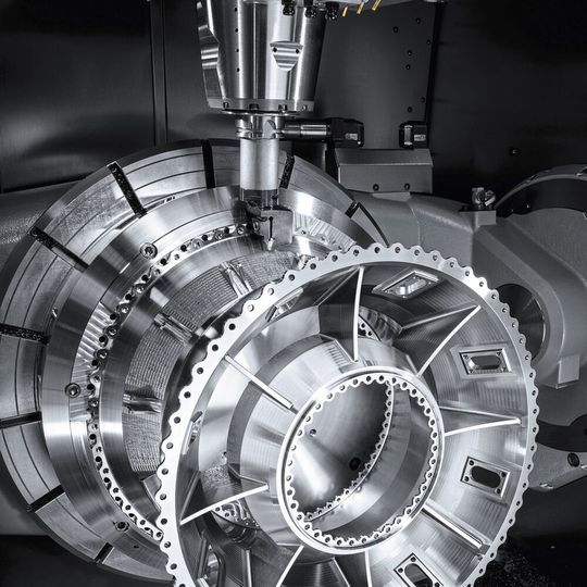 Hochpräzise Bauteile, die die Leistungsfähigkeit der Hermle Bearbeitungszentren optimal in Szene setzen: C 42 U MT Engine Case/Aerospace. Hochpräzise Bauteile, die die Leistungsfähigkeit der Hermle Bearbeitungszentren optimal in Szene setzen: C 42 U MT Engine Case/Aerospace.