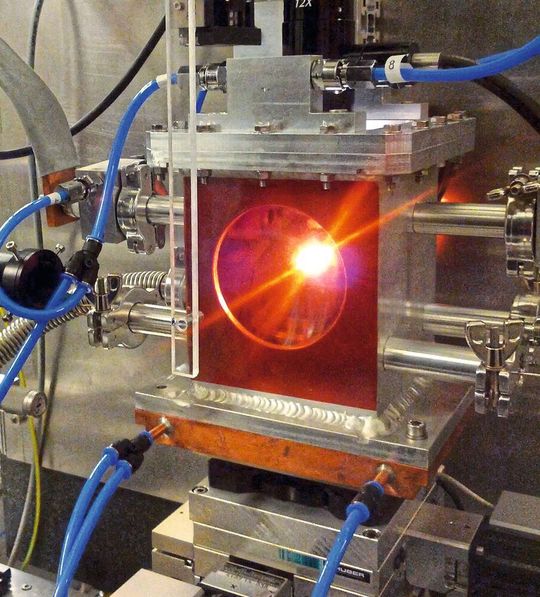 Das Erdinnere im Labor: In der luftleeren Experimentierkammer wird die Probe aufgeheizt, während sie zwischen zwei ultraharten Diamant-Stempeln unter Hochdruck gesetzt wird. Während des gesamten Prozesses lässt sich die Probe mit dem hochbrillanten Röntgenstrahl von PETRA III durchleuchten und analysieren.